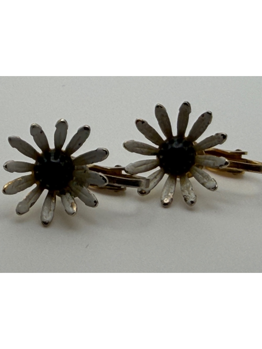 Daisy clip earrings